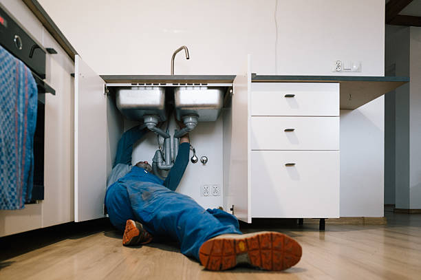 Professional Emergency Plumber technician working in Stanford, CA
